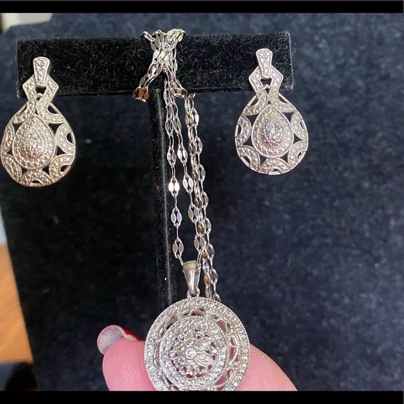 KARIS COLLECTION OF BEAUTY - Picture 3 of 10